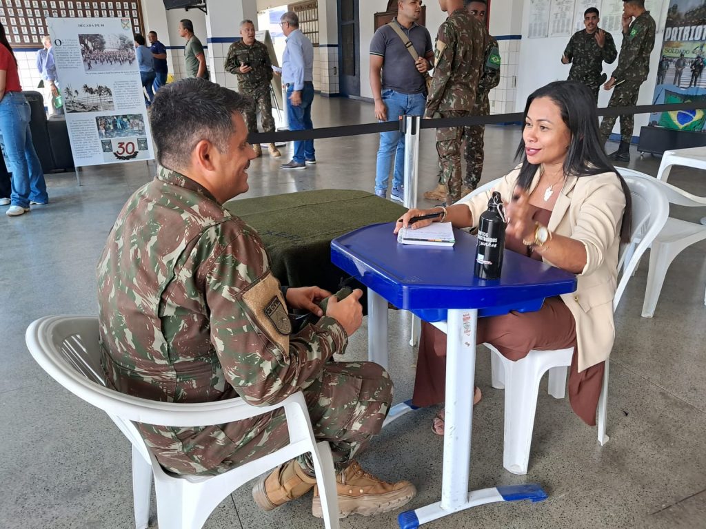 Militar recebendo orientação de funcionária do Sistema FIEB.